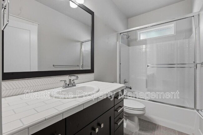 Building Photo - 3761 W Renhold Dr