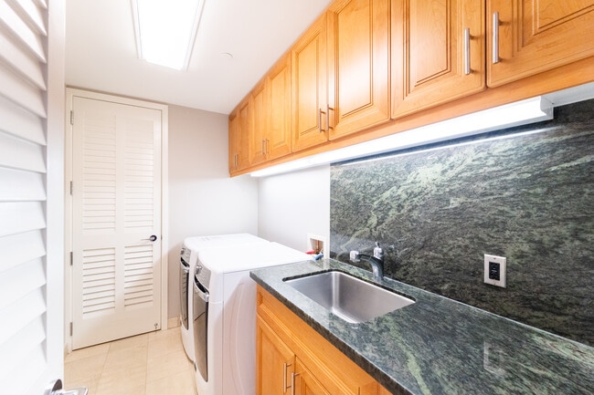 Building Photo - 1296 Kapiolani Blvd