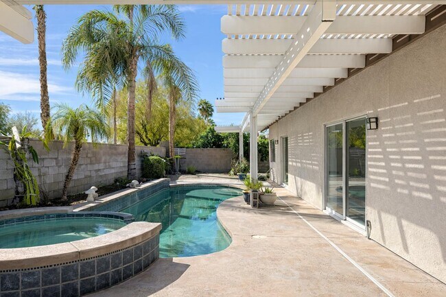 Building Photo - 78715 Naples Dr