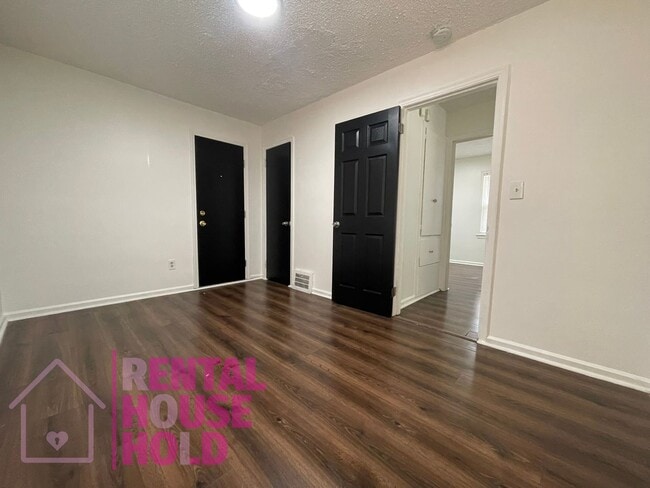 Building Photo - ~ 3 BEDROOM 1.5 BATH~ FREE PRE-SCREEN