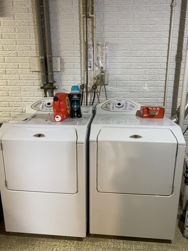 Building Photo - 1915 Mayfair St