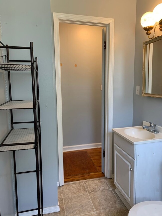 Building Photo - Updated 2 bed/1 bath, 720 sqft home!