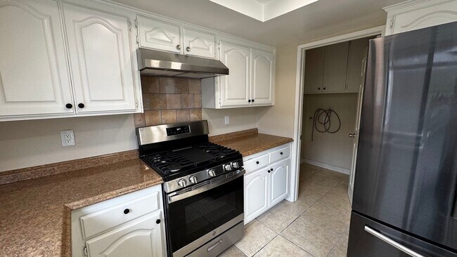 Building Photo - Newly Renovated Spacious 3-Bedroom Townhom...