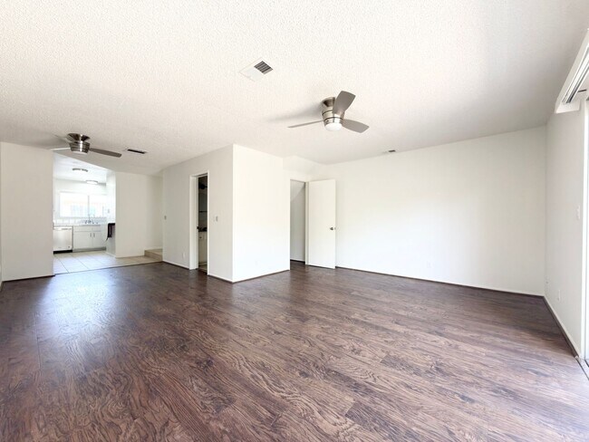Building Photo - Spacious Townhome in Quail Ridge