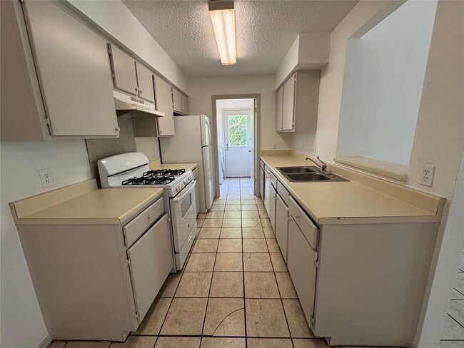 Building Photo - 2046 Redwing Way