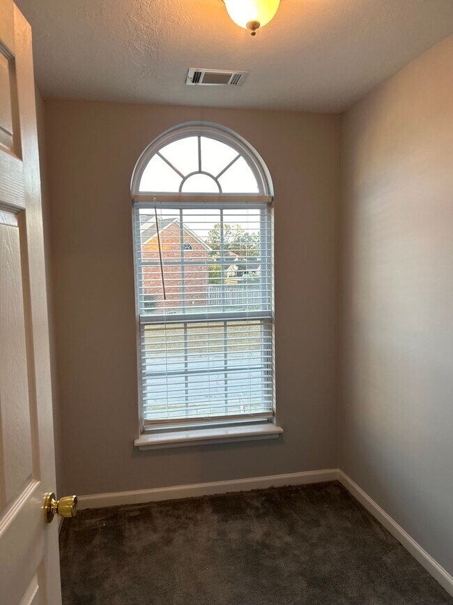 Building Photo - Spacious Family Rental in Prime Location