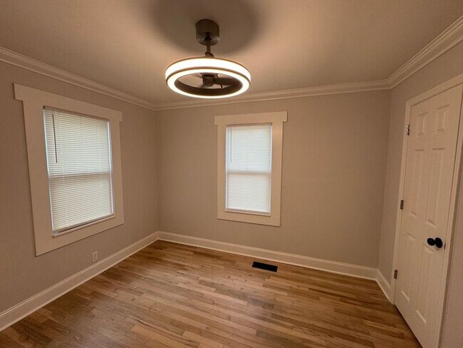 Building Photo - Adorable home minutes from everything