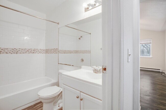 Building Photo - Cozy TOP FLOOR one-bedroom, one-bath unit ...
