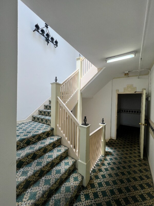 Building Photo - 2028 Beachwood Dr