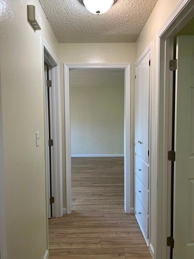 Building Photo - 2Bd/1Ba Single Story Apartment Unit - Move...