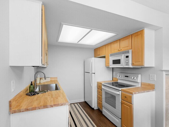 Building Photo - Updated Quiet 1-bedroom, 1-bath condo in the heart of Murrayhill