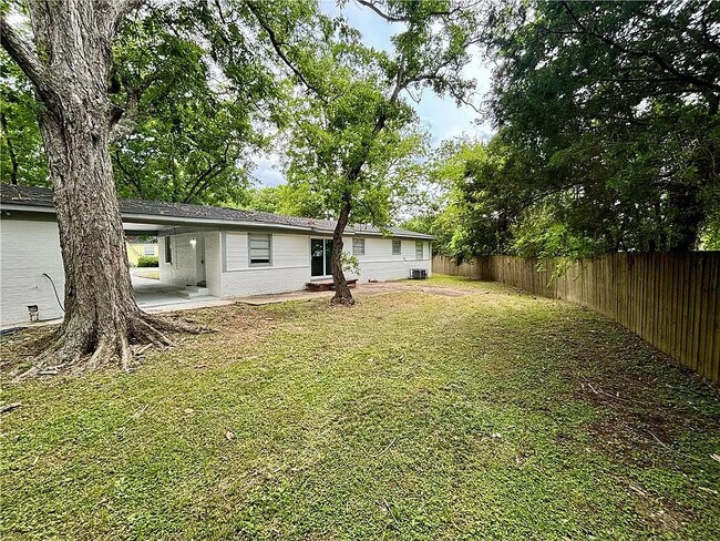 Building Photo - 466 Pinehill Dr