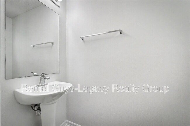 Building Photo - 7414 Palm Hills Dr