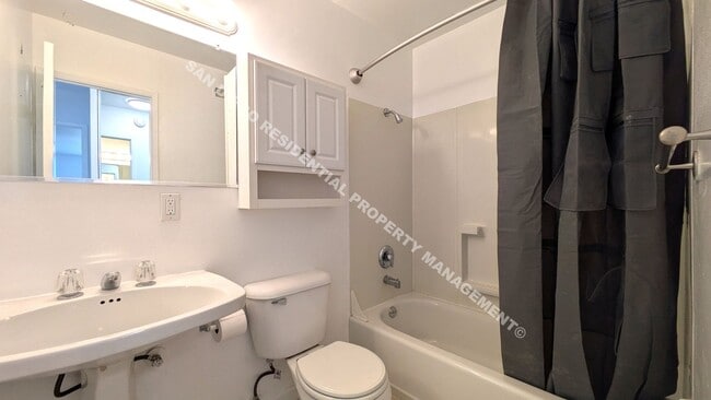 Building Photo - Spacious 3-Bedroom, 2-Bath Home Near the B...