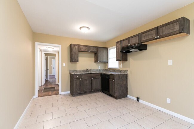 Building Photo - Charming 3BR/1.5BA in Sought-After Pleasan...