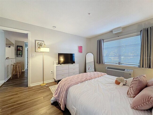 Building Photo - 406 S Cedar Ave