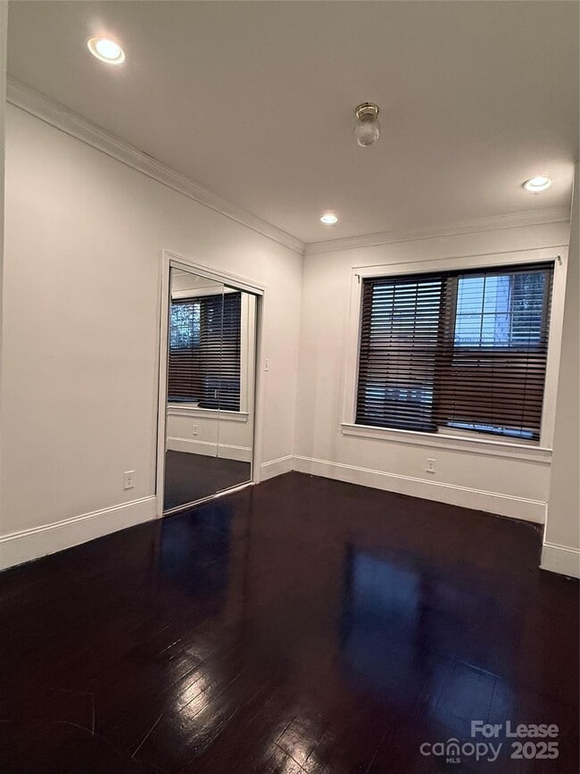 Building Photo - 424 Woodvale Pl