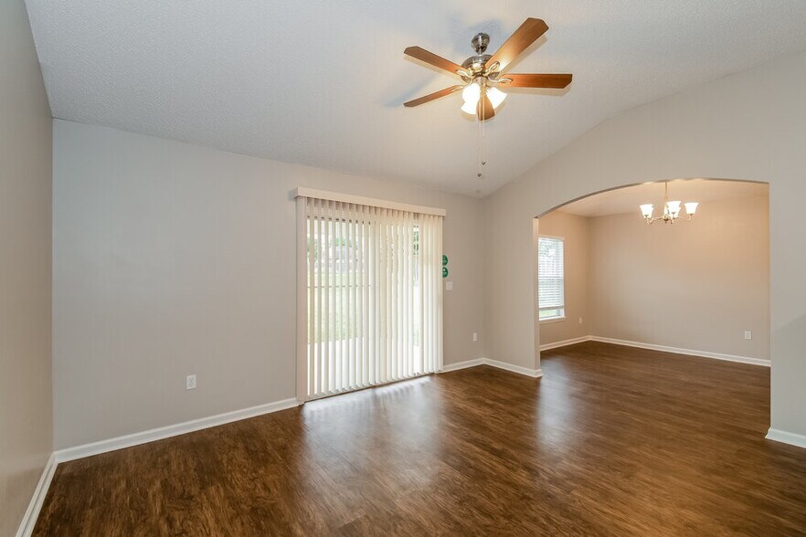 Building Photo - 1864 Creekview Dr