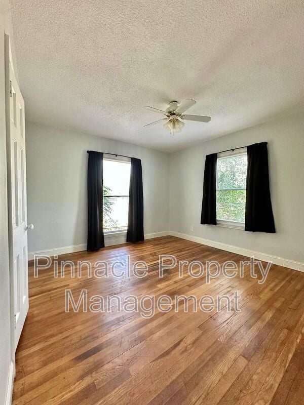 Building Photo - 421 S Van Buren St