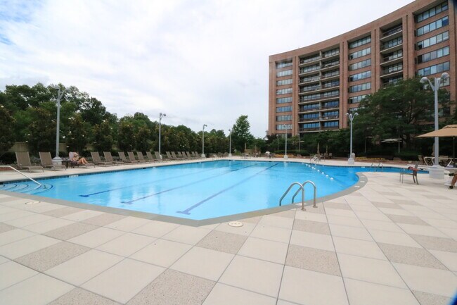 Building Photo - Classy 1/1 Convenience in Crystal City