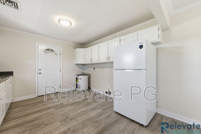 Building Photo - 6805 Lakeshore Dr