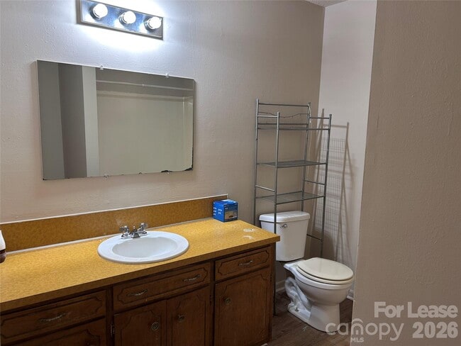 Building Photo - 220 Sunny Hill Dr