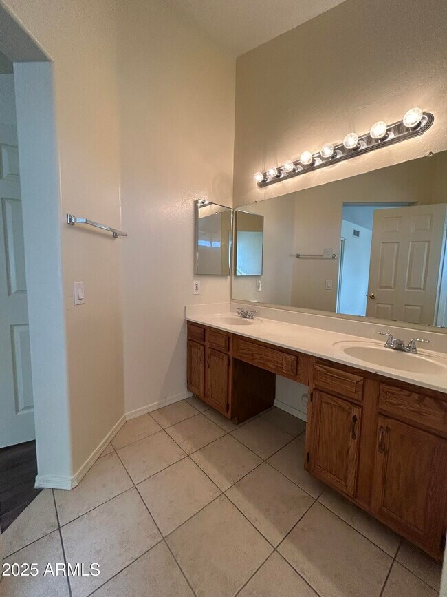 Building Photo - 1433 E Park Ave