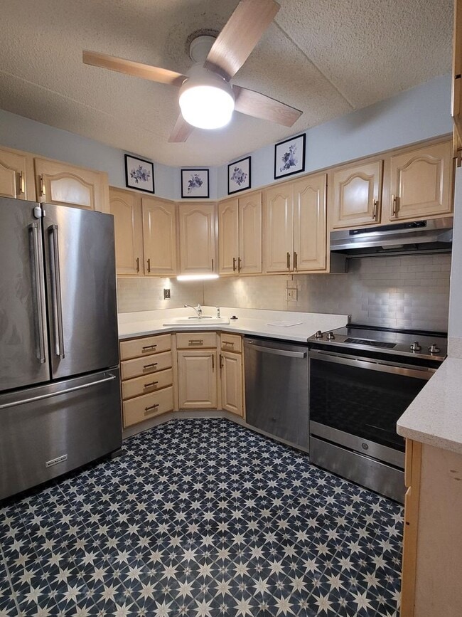 Building Photo - 2 Bedroom Condo - Greentree - Many Amenities!!