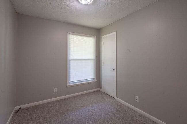 Building Photo - 4 bed and 2 bath house in Johnson City