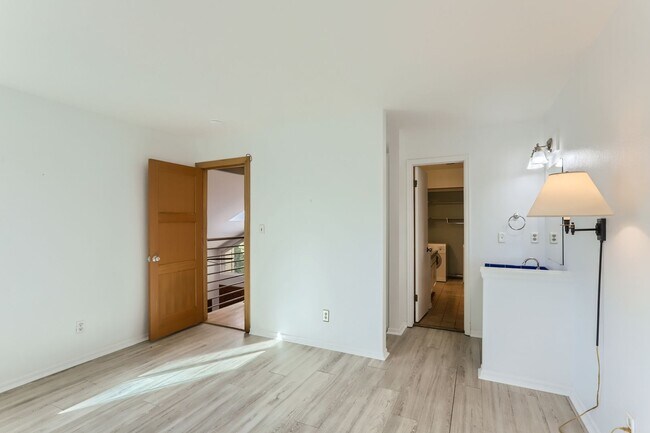 Building Photo - MODERN 2 BED/1.5 BATH IN HEART OF BOULDER!
