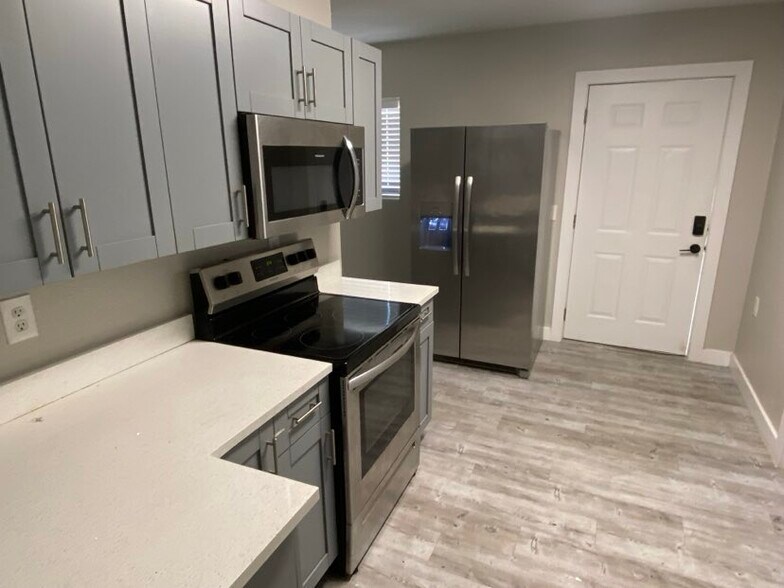 Building Photo - 3913 Silver Palm Dr