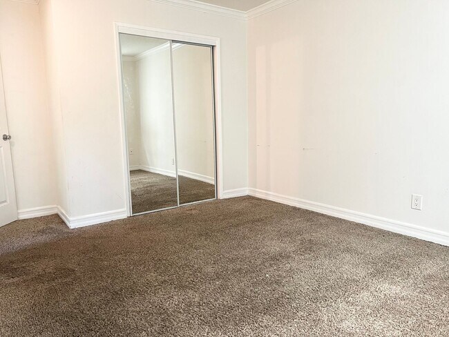 Building Photo - Bright 2 bed 1 bath in Pacific Beach