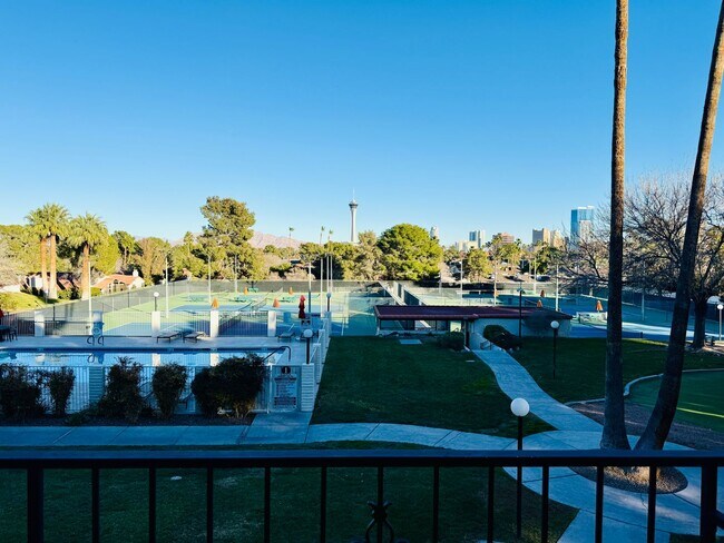 Building Photo - Available August 1st! Beautiful fully furnished single-story home located in the prestigious Span...
