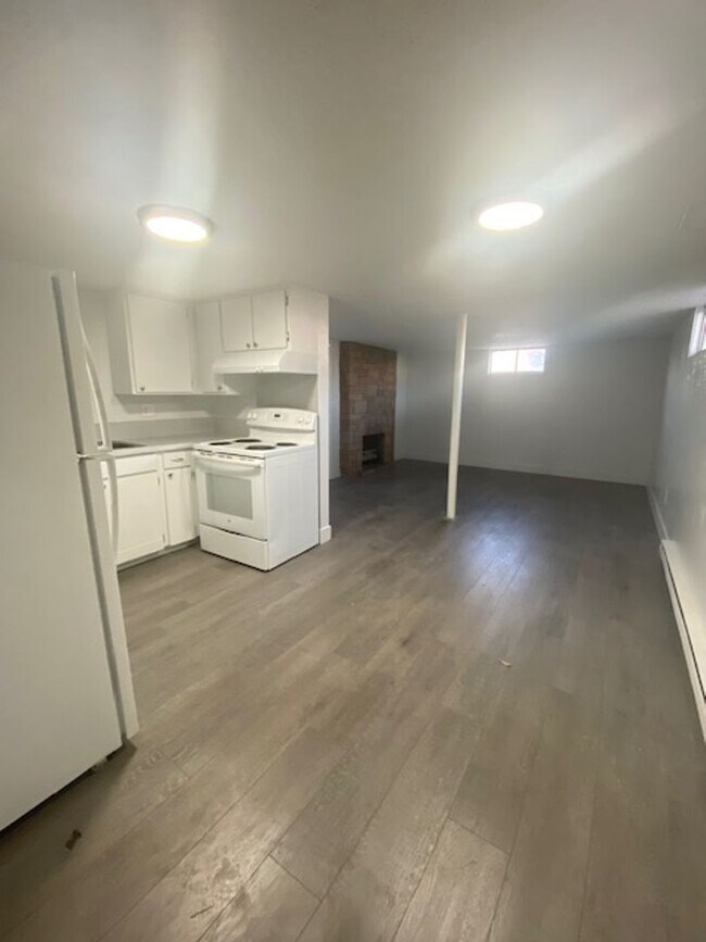 Building Photo - Renting made easy!