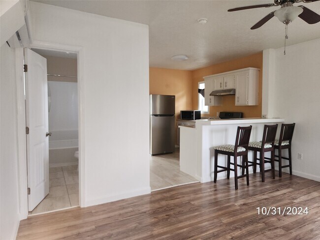 Building Photo - 703 N Avenue B