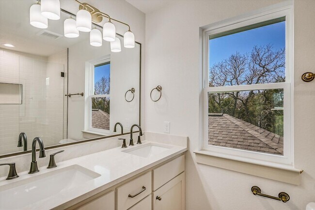 Building Photo - 424 Shady Bluff Dr