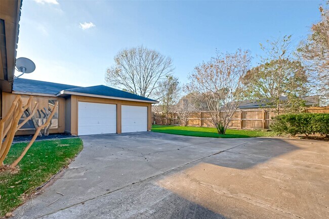 Building Photo - 22610 Deville Dr