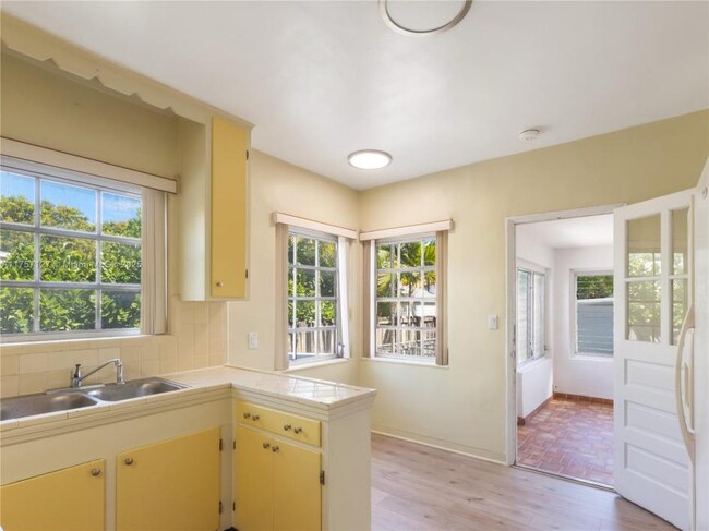 Building Photo - 3 bedroom in Miami FL 33147