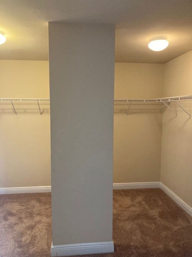 Building Photo - Spacious 4 Bedroom