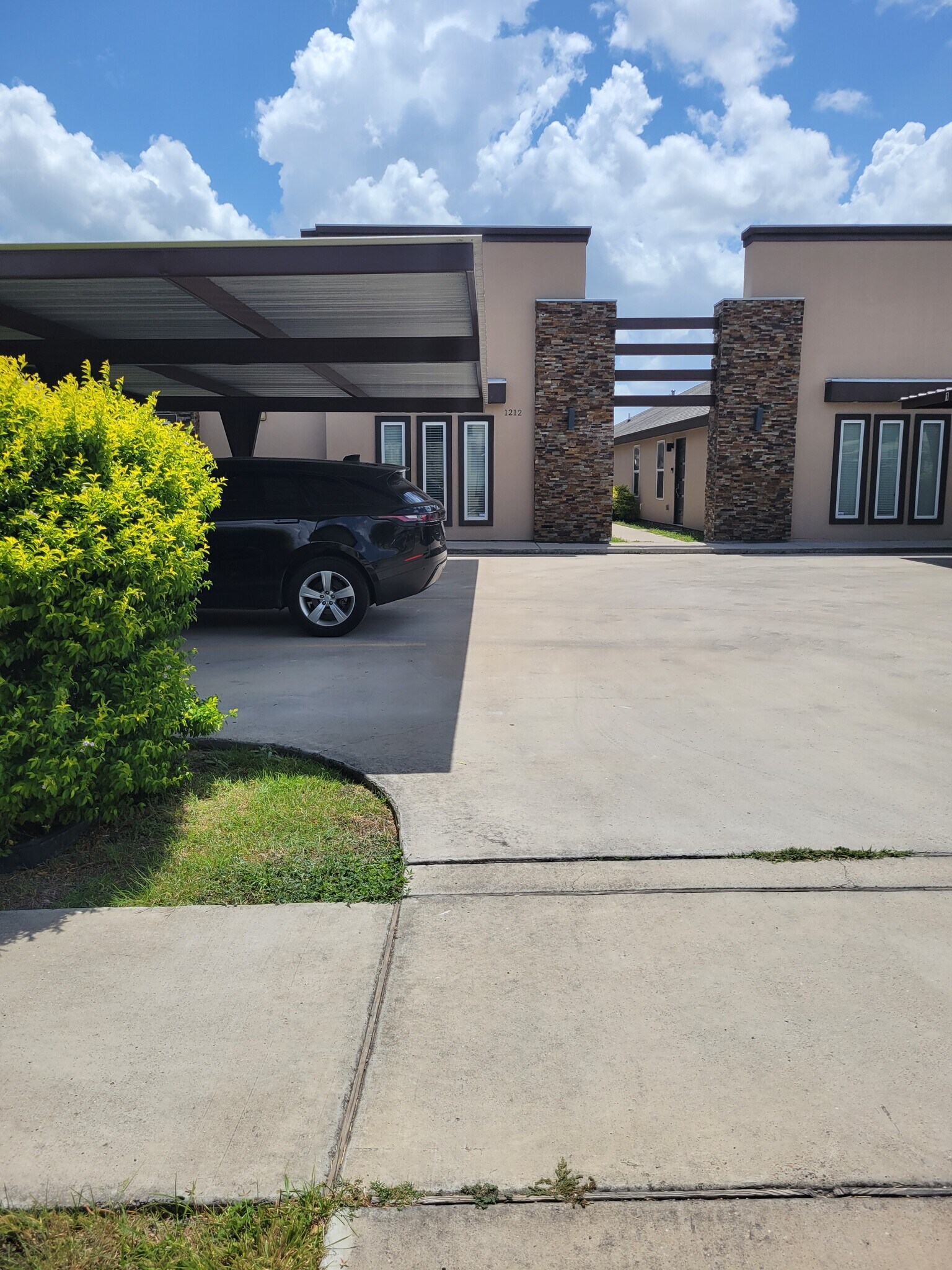 Building Photo - 1212 White Oak Drive