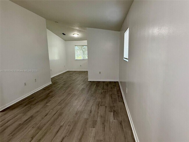 Building Photo - 980 NE 33rd Terrace