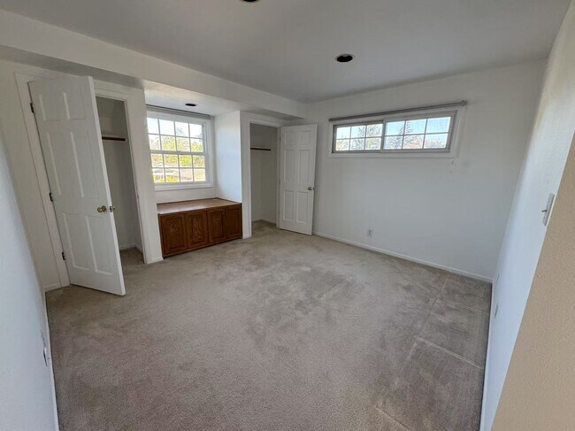 Building Photo - 1450 Meadow Ln