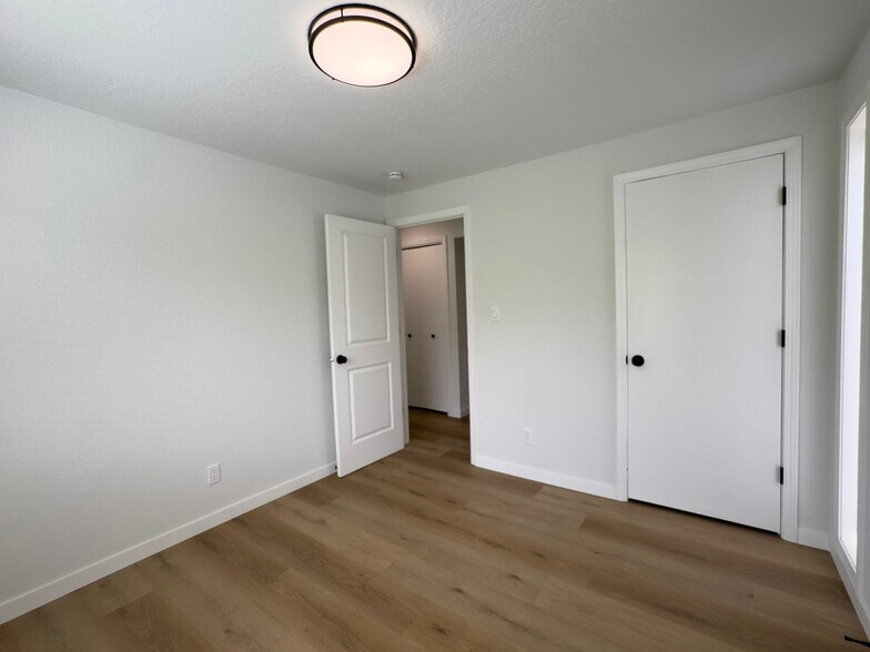 Building Photo - 853 N Gossett Pl