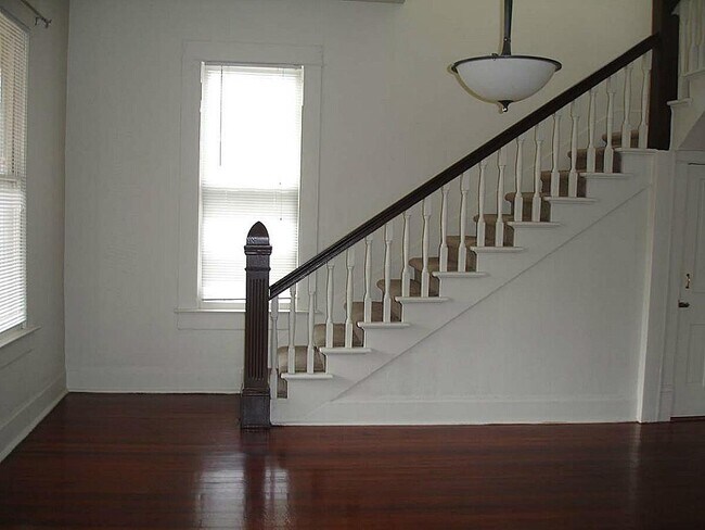 Building Photo - 315 W 21st St