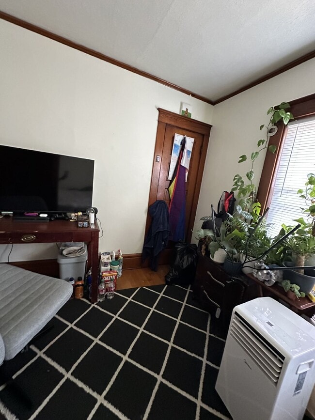 Building Photo - 3 bed 1 bath near UWEC! Available June 1st...