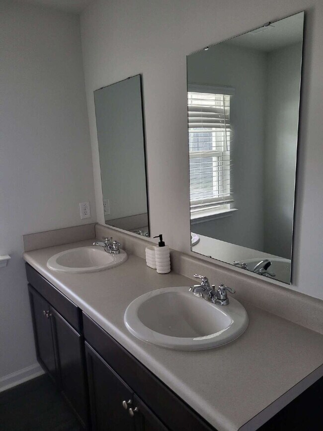 Building Photo - "Spacious Fully Furnished 4-Bedroom Townhouse in Summerville with 3 Full Baths – Your Perfect Fam...