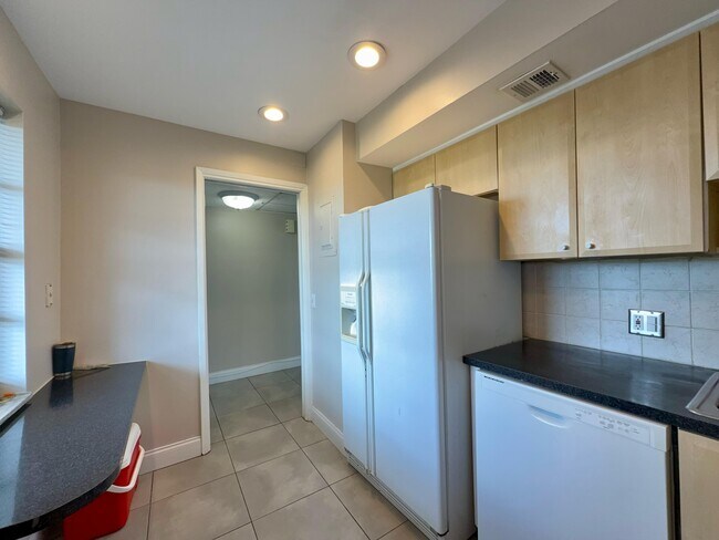 Building Photo - 3100 N Palm Aire Dr