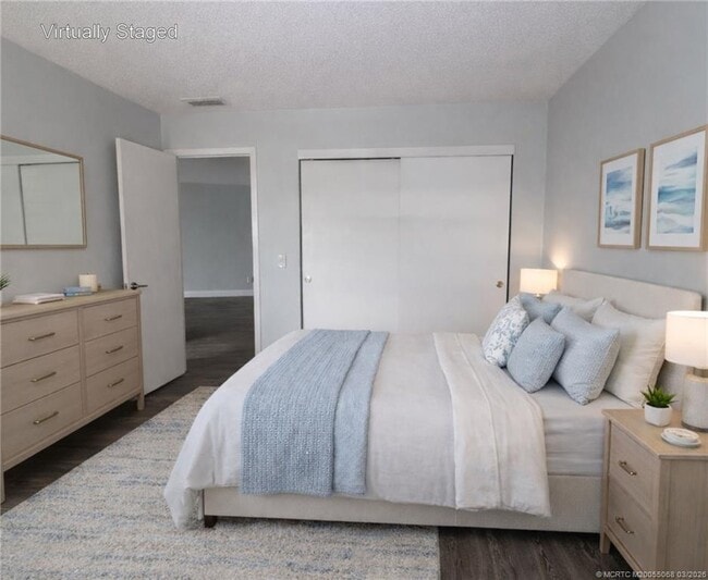 Building Photo - 2083 NE Collins Cir