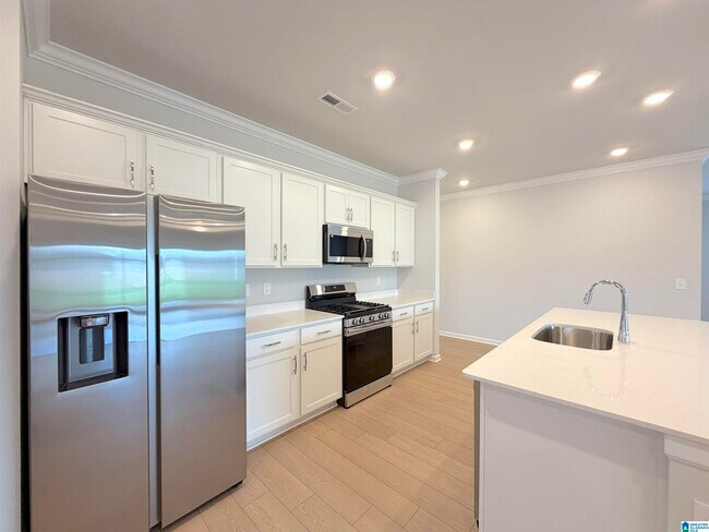 Building Photo - 305 Susan Lynn Dr