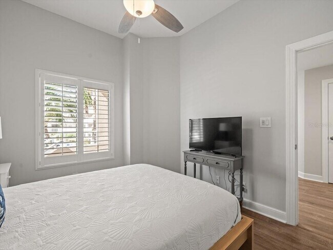 Building Photo - 5900 Bahia Del Mar Cir N